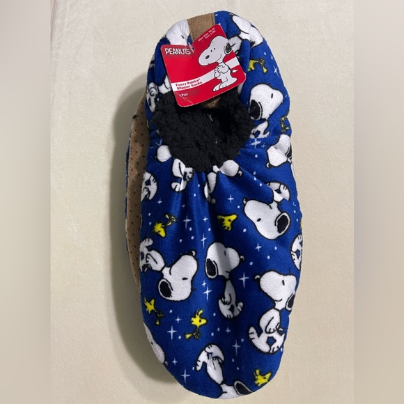NWT Peanuts Fuzzy Babba Slippers in blue. - Picture 1 of 3